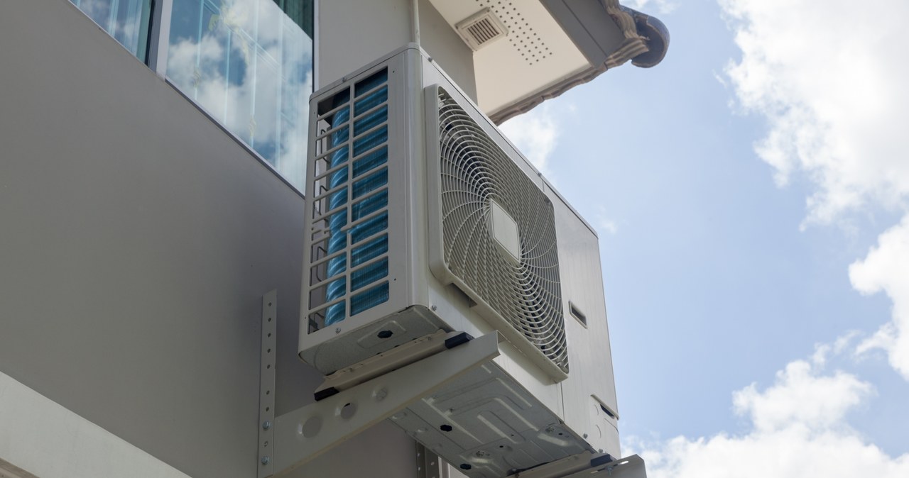 Klimatyzacja coraz częściej montowana jest w budynkach mieszkalnych. Zwiększa ona komfort życia podczas upalnych dni. /123RF/PICSEL