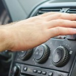 Klimatyzacja samochodowa działa, ale słabo chłodzi. Co robić?