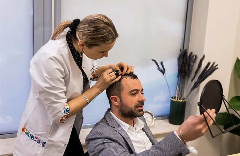 Klinika informuje, że z okazji otwarcia placówki w Warszawie już teraz można wykonać zabieg przeszczepu włosów w promocyjnej cenie /.