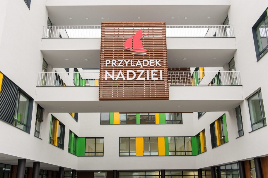 Klinika Transplantacji Szpiku, Onkologii i Hematologii Dziecięcej "Przylądek Nadziei" pilnie potrzebuje pielęgniarek i ratowników medycznych /Maciej Kulczyński /PAP