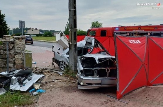 Kłobuck. 19-letni kierowca mercedesa stracił panowanie nad autem na łuku drogi i uderzył w przydrożny słup; zginęła 18-letnia pasażerka /Śląska policja /