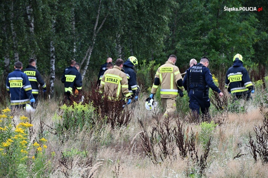 Kłobuckich policjantów wspierają kryminalni z Komendy Wojewódzkiej Policji w Katowicach, mundurowi z katowickiego oddziału prewencji, policyjni przewodnicy wraz z psami służbowymi oraz strażacy OSP. /Śląska policja /Policja