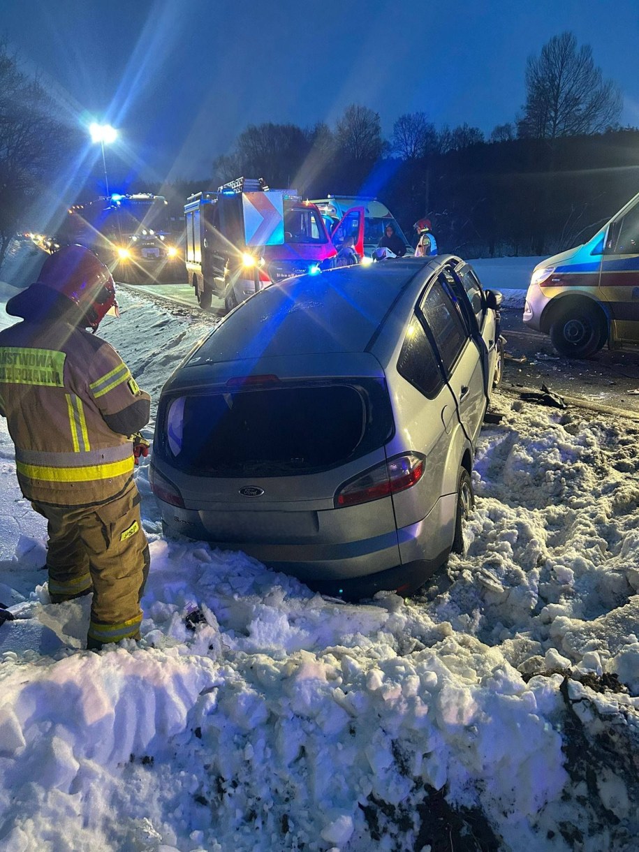 Kłódka: Czołowe zderzenie na drodze krajowej nr 16. Jeden z samochodów częściowo wypadł z drogi /Komenda Miejska Państwowej Straży Pożarnej w Grudziądzu  /Facebook