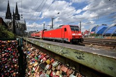 „Kłódki miłości” z mostu Hohenzollerów w Kolonii zostaną usunięte