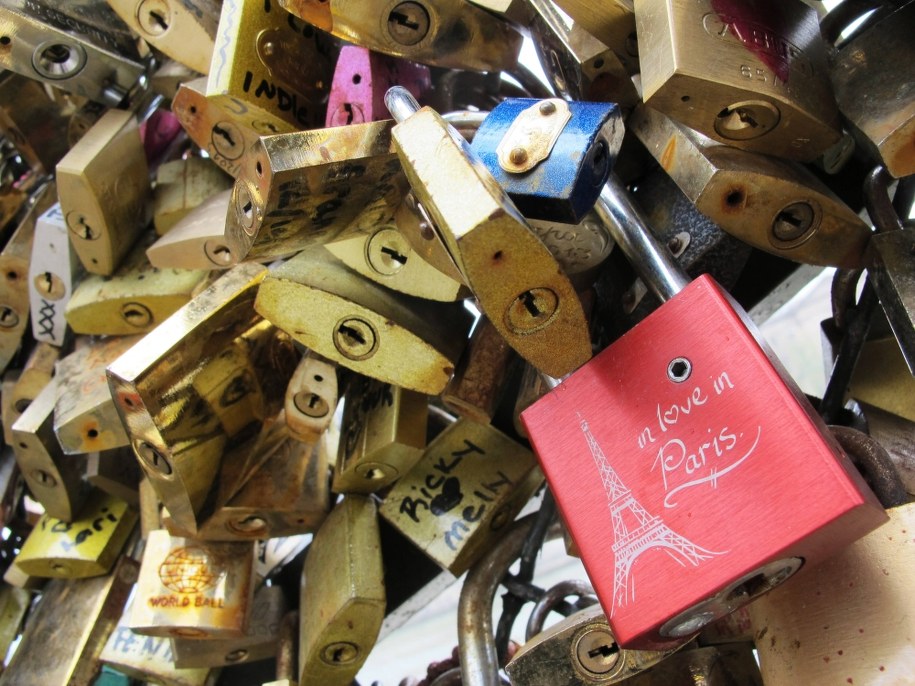 Kłódki na moście Pont des Arts /PAP/DPA. /PAP/EPA