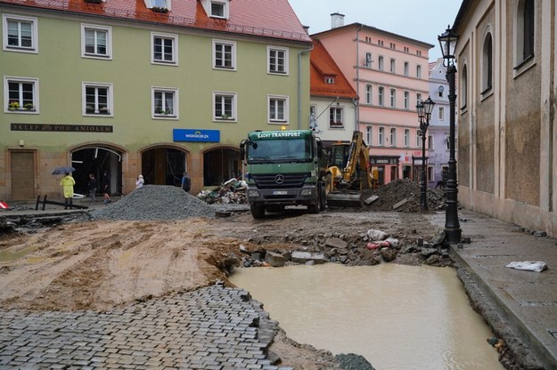 Kłodzko po przejściu wielkiej wody /DARIUSZ GDESZ /PAP