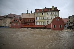 Kłodzko pod wodą. Dramatyczna sytuacja w mieście [ZDJĘCIA]