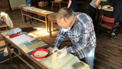 Kłodzko: Wolontariusze ratują wiekowe zbiory