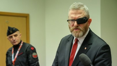 Kłopoty Grzegorza Brauna. TikTok kasuje jego filmy