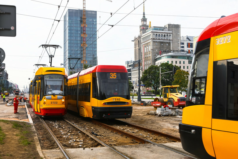 Kłopoty sprawiają podróżnym z Warszawy trzy różne informacje o trasie objazdowej linii "35" /Adam Burakowski /Reporter