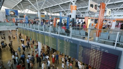 Kłopoty turystów na Okęciu. Kilka godzin czekali na samolot