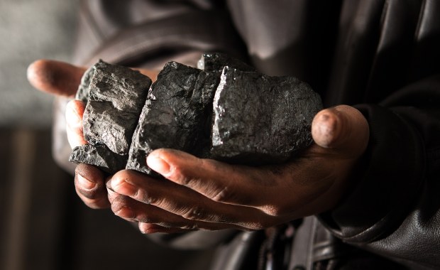 Kłopoty z dodatkiem węglowym. Rozporządzenia nie ma, ale niektóre samorządy sobie poradziły