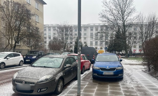 Kłopoty z parkowaniem na Mokotowie. 20 proc. kierowców parkuje gdzie popadnie