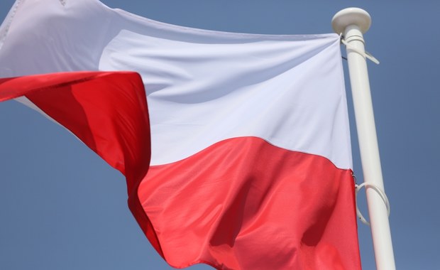Kłopoty z polską flagą