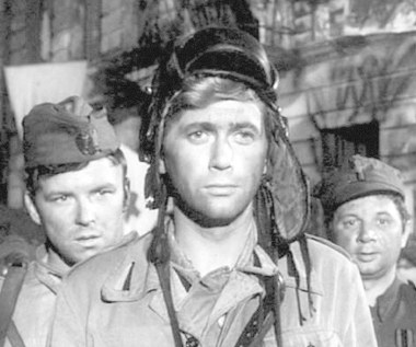 Kłosowskiego oglądaliśmy też w niewielkiej roli w serialu "Czterej pancerni i pies" (jako podchorąży Staśko). Najważniejszą kinową kreację stworzył jednak w "Kramarzu" Andrzeja Barańskiego, w którym zagrał tytułowego bohatera - Edwarda Chruścika. 