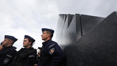 Kłótnia przed pomnikiem smoleńskim. Macierewicz użył farby