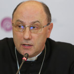 Kłótnia w episkopacie, pedofilia duchownych w tle. Prymas odpowiada bp. Janiakowi