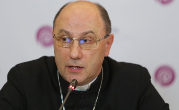 Kłótnia w episkopacie, pedofilia duchownych w tle. Prymas odpowiada bp. Janiakowi