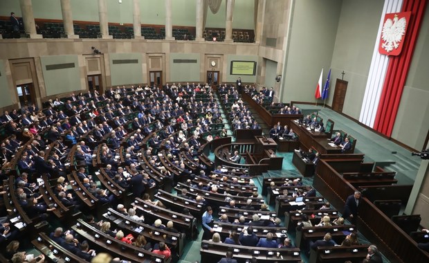 Klub PiS zbiera od posłów podpisy in blanco? "Tajemnica poliszynela"