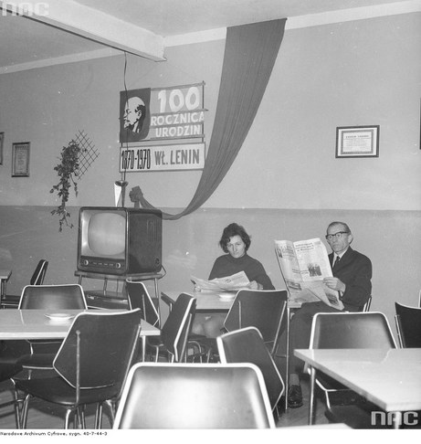 Klubokawiarnia, gdzieś w Wielkopolsce. Rok 1970. Na wyposażeniu telewizor marki "Orion" /Z archiwum Narodowego Archiwum Cyfrowego