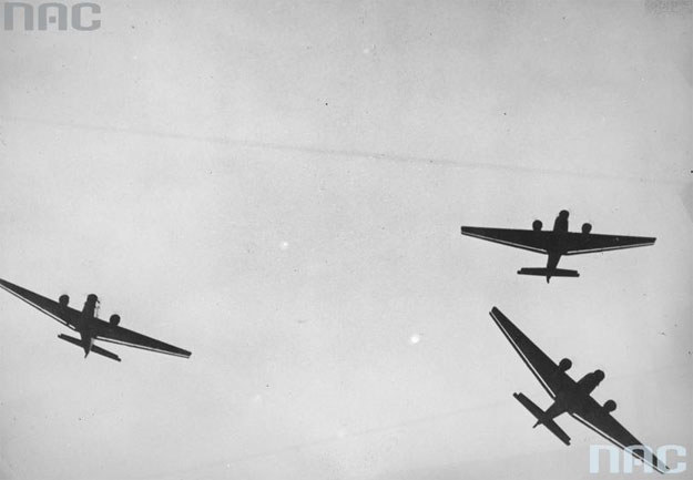Klucz niemieckich samolotów transportowych Junkers Ju 52 w locie /Z archiwum Narodowego Archiwum Cyfrowego