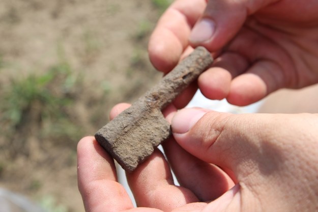 Klucz odnaleziony podczas prac archeologicznych /Monika Paluszkiewicz/UMIG Murowana Goślina.  /