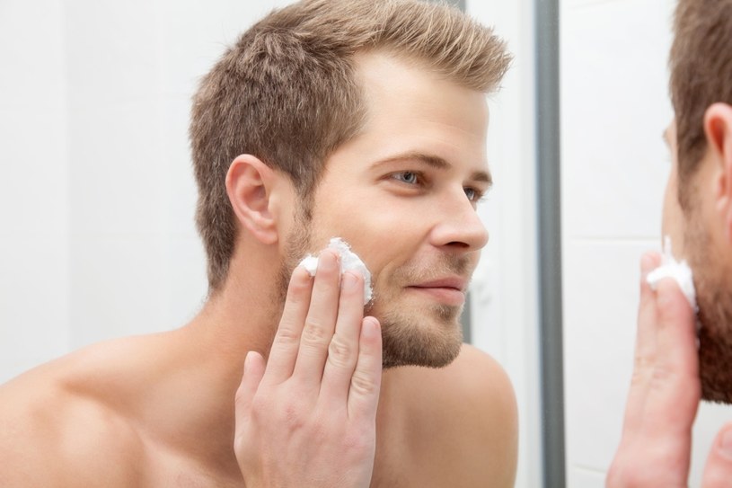 Kluczową kwestią przy goleniu jest odpowiednie przygotowanie twarzy do rytuału /123RF/PICSEL