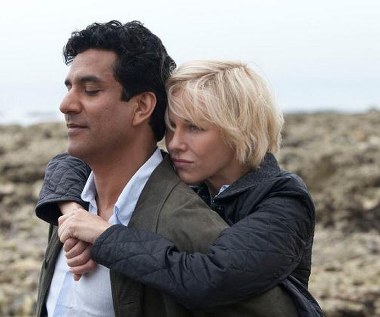 "Kluczowymi scenami są w takich filmach prywatne chwile, których w zasadzie nikt nie doświadczył poza samymi zainteresowanymi. Nie mogłem opierać się w takich przypadkach na żadnych wypowiedziach czy zeznaniach świadków, musiałem, więc zdać się na własną empatię oraz wyobraźnię. To był zdecydowanie najtrudniejszy aspekt pisania tego scenariusza" - mówi scenarzysta Stephen Jeffreys, którego współpracownicy spędzili setki godzin w archiwach, na przeszukiwaniu wszelkich materiałów powstałych o księżnej oraz konsultacjach z ludźmi, którzy dobrze ją znali.