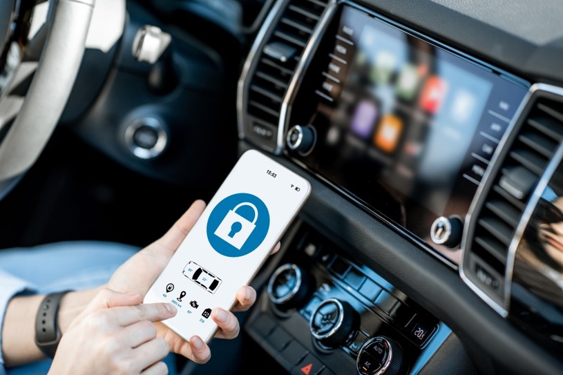 Kluczyk cyfrowy, czyli Digital Key pozwala na dostęp do auta ze smartfona /123RF/PICSEL