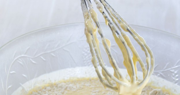 Kluski kładzione to nieoczywisty, ale świetny dodatek do barszczu. /123RF/PICSEL