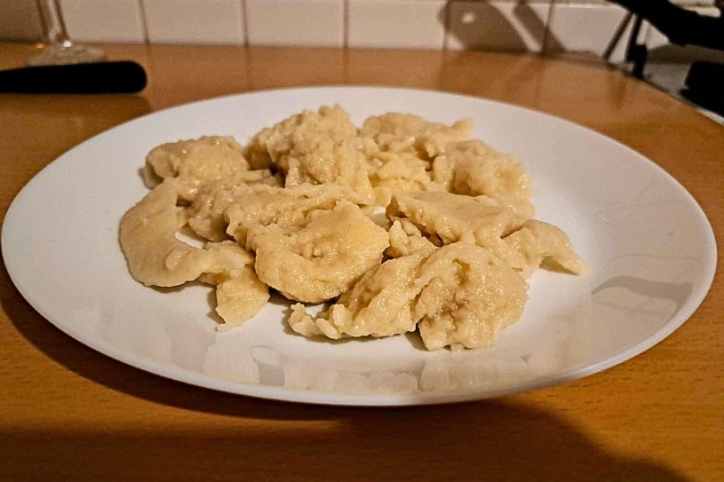 Kluski przygotujesz w kwadrans. Treściwy obiad, kiedy nie masz siły po pracy