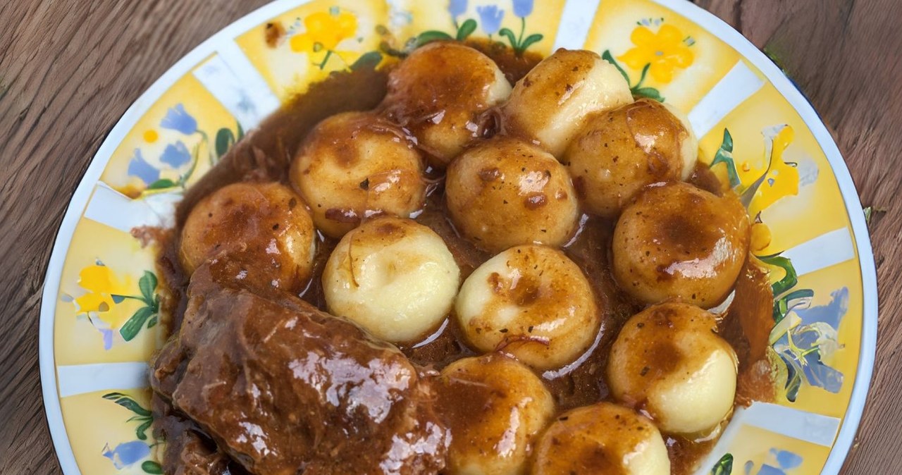 Kluski śląskie najlepiej podać w towarzystwie apetycznych zrazów /arfo /123RF/PICSEL