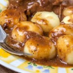 Kluski śląskie nigdy nie smakowały tak dobrze. Poznaj przepis na sos cebulowy
