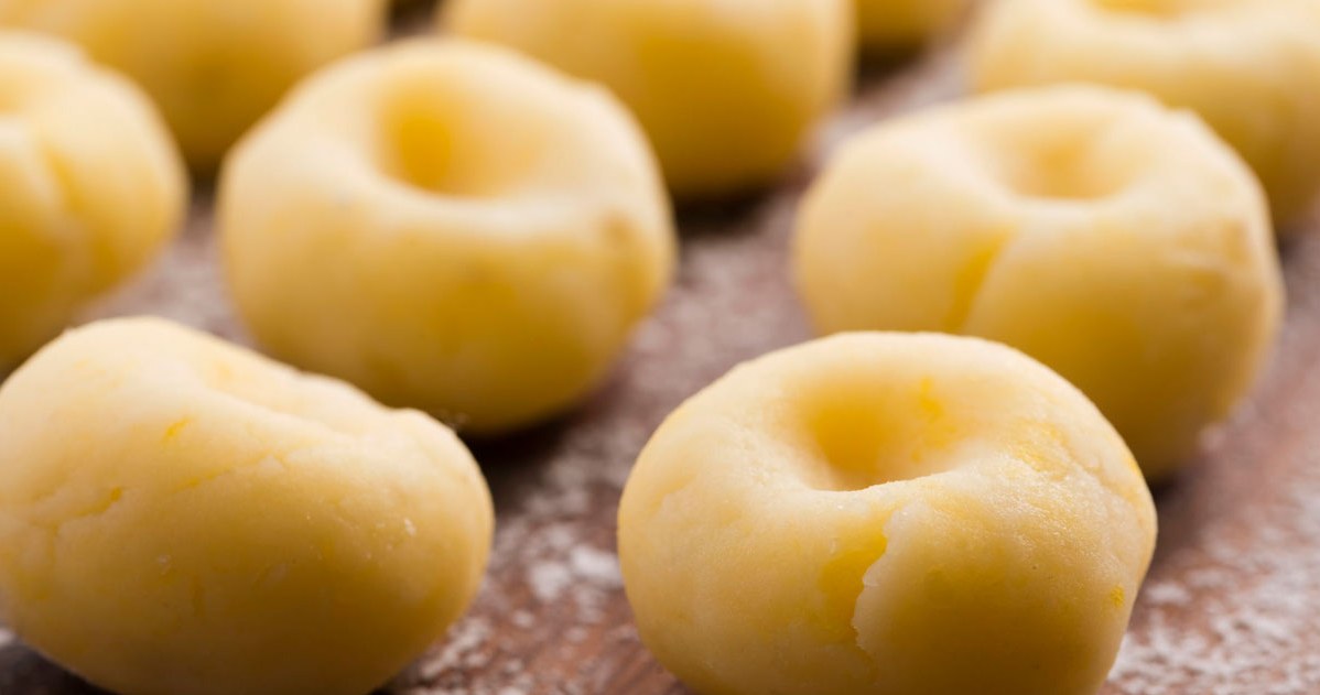 Kluski śląskie to pyszny dodatek do mięs i sosów. /123RF/PICSEL