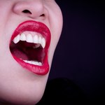 Kły wampira od dentysty? Niebezpieczna moda na krzywe i nietypowe zęby
