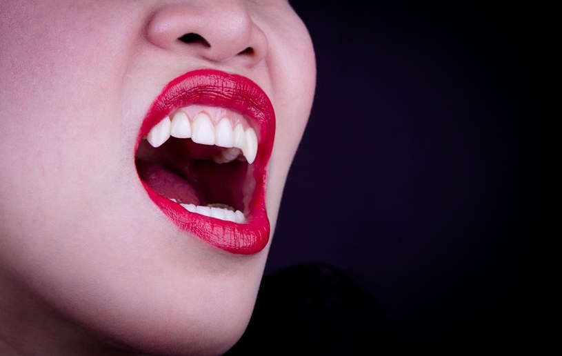 Kły wampira, tatuaże, ozdobne nakładki na zęby. Pomysłowość pacjentów nie zna granic /123RF/PICSEL