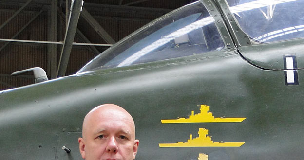 Kmdr por. rez. dr hab. Krzysztof Kubiak przy samolocie "Skyhawk" /fot. archiwum K. Kubiaka /