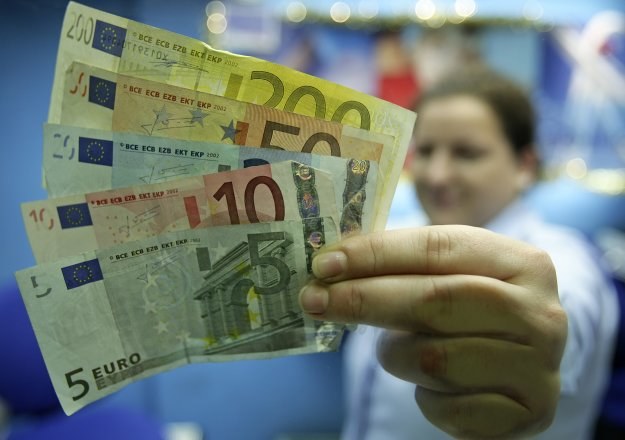 KNF upiera się, by ograniczyć akcję kredytową w walutach obcych /AFP