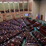 KO na prowadzeniu, ale to prawica ma szanse na większość. Najnowszy sondaż