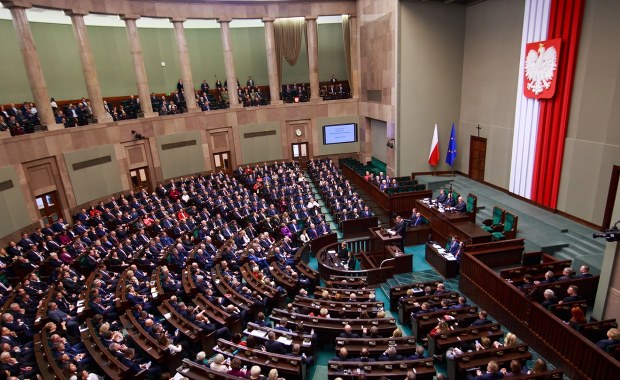 KO na prowadzeniu, ale to prawica ma szanse na większość. Najnowszy sondaż