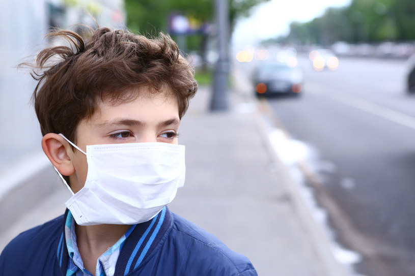 Koalicja Klimatyczna podkreśla, że oddychanie zanieczyszczonym powietrzem może powodować u dzieci stan zapalny płuc, jak i całego organizmu /123RF/PICSEL