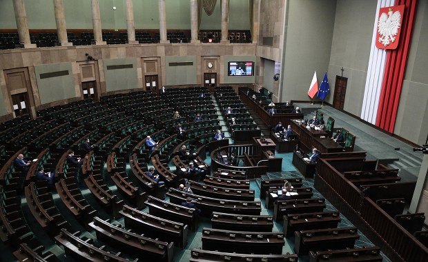 Koalicja Obywatelska do marszałek Witek: Więcej wiernych może brać udział we mszy niż posłów w obradach Sejmu