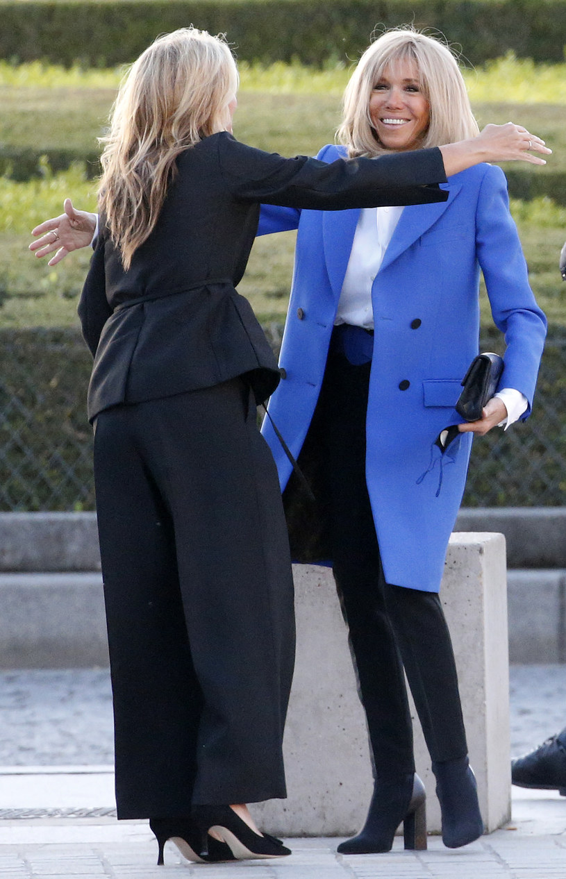 Kobaltowy płaszcz Brigitte Macron idealnie współgra z czarnymi dodatkami i srebrną biżuterią /Getty Images