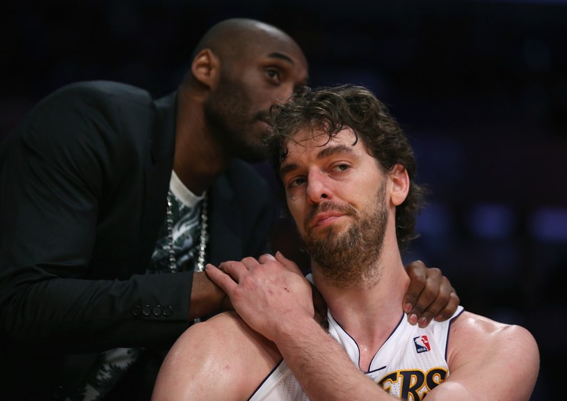 Kobe Bryant pociesza Pau Gasola /AFP