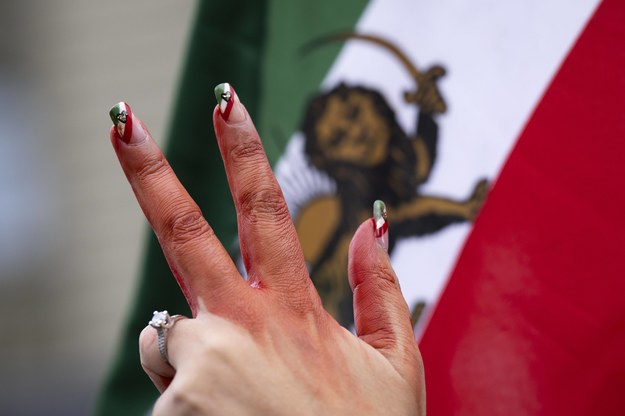 Kobieca dłoń z palcami pomalowanymi czerwoną farbą, symbolizującą krew, jaką mają na rękach władze w Teheranie /ANTHONY ANEX /PAP/EPA