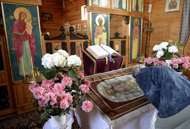 Kobieta adoruje płaszczenicę z wizerunkiem umęczonego Chrystusa w greckokatolickiej cerkwi w Łuczycach /Darek Delmanowicz /PAP