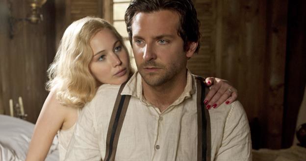 Kobieta gotowa na wszystko dla władzy? Jennifer Lawrence i Bradley Cooper w scenie z filmu "Serena" /materiały dystrybutora