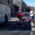 Kobieta i dziecko kontra autokar. Nierówne starcie na przejściu dla pieszych