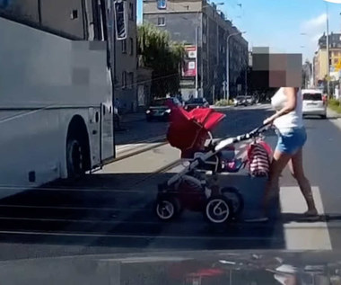 Kobieta i dziecko kontra autokar. Nierówne starcie na przejściu dla pieszych
