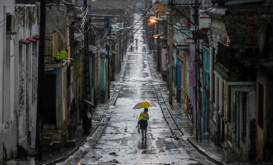 Kobieta idąca ulicą miasta Santiago de Cuba w południowo-wschodniej części wyspy; w środę nad Kubę dotarł huragan Melissa /YAMIL LAGE/AFP /East News